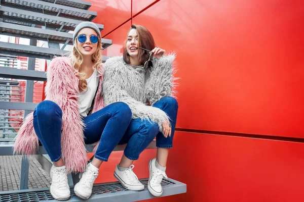 Dos Chicas Hipster Felices Sentadas Escaleras Aire Libre — Foto de Stock