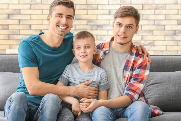 Hombre Gay Pareja Con Adoptado Chico Sofá Casa —  Fotos de Stock