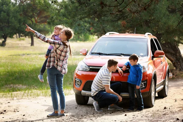 Šťastná rodina poblíž moderní auta venku — Stock fotografie