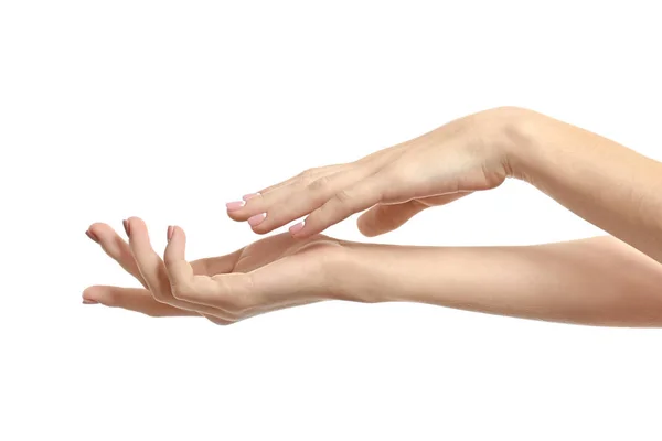 白い背景の上の効果を保湿クリームで柔らかく健康な皮膚を持つ若い女性の手 — ストック写真