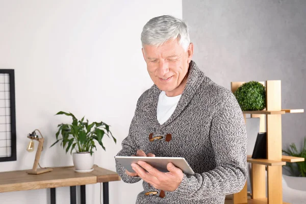 Tablet ile olgun adam — Stok fotoğraf