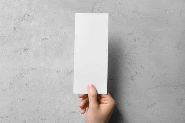 Homem segurando cartão em branco — Fotografia de Stock