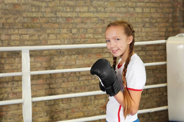 Adorable Niña Guantes Boxeo Anillo — Foto de Stock