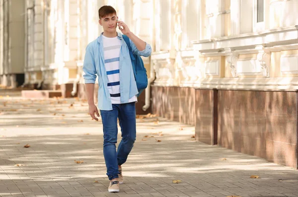 Μοντέρνο εφηβικό αγόρι που μιλά στο κινητό τηλέφωνο σε εξωτερικούς χώρους — Φωτογραφία Αρχείου