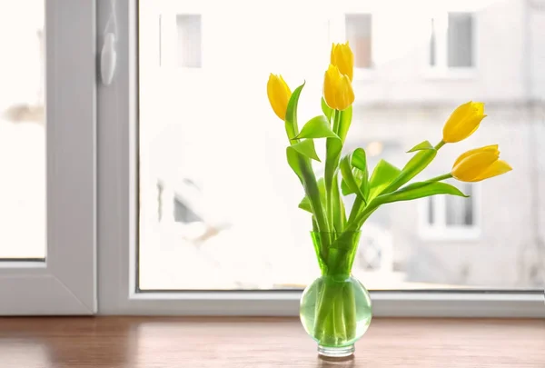 Vaso Con Bellissimi Fiori Sul Davanzale Della Finestra — Foto Stock