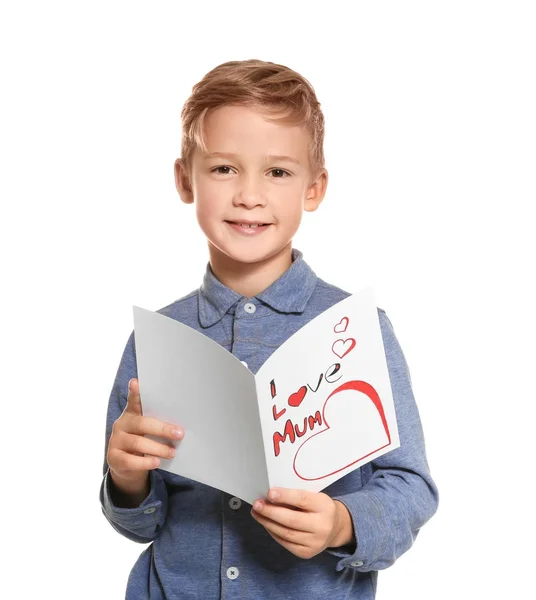 Χαριτωμένο μικρό αγόρι με ευχετήρια κάρτα για την ημέρα της μητέρας σε λευκό φόντο — Φωτογραφία Αρχείου