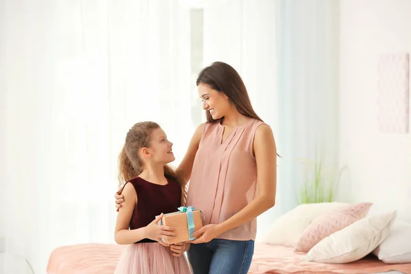 Menina Bonito Dando Caixa Presente Para Sua Mãe Dentro Casa — Fotografia de Stock