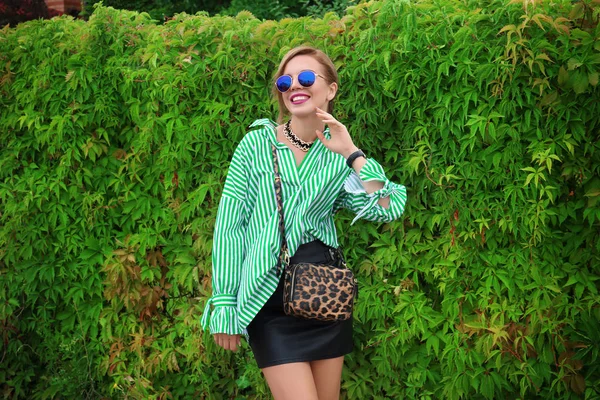 Hermosa Mujer Vistiendo Verde Parque — Foto de Stock