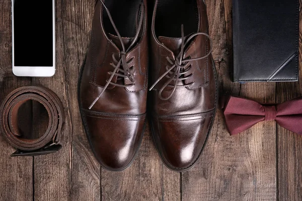 Composição com elegantes sapatos de couro — Fotografia de Stock