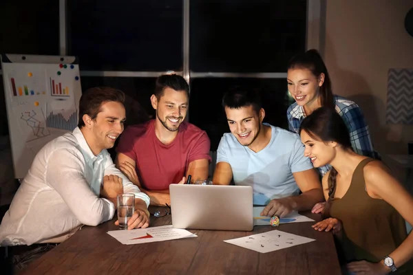 Profesionales que tienen reunión nocturna —  Fotos de Stock