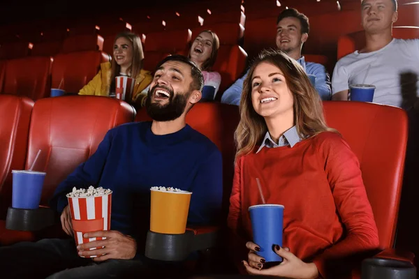 Junge Leute Sehen Film Kino — Stockfoto