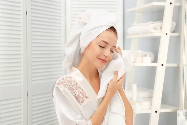 Mujer joven limpiando la cara — Foto de Stock