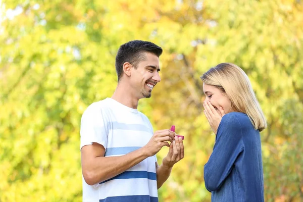 Jeune homme faire une proposition à petite amie — Photo