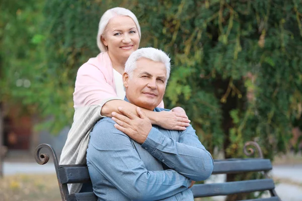 Ältere Paare Sitzen Auf Bank Freien — Stockfoto