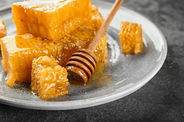 Assiette avec nid d'abeilles et trempette en bois — Photo