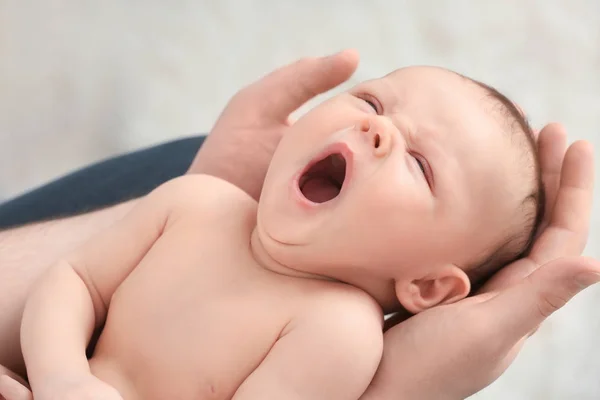 Padre Sosteniendo Lindo Bostezo Bebé Recién Nacido Primer Plano —  Fotos de Stock