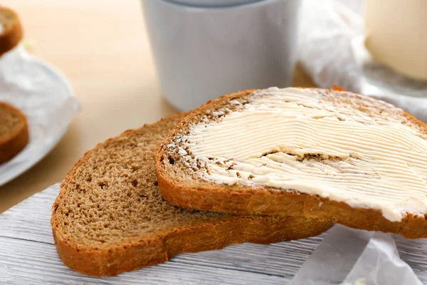Lezzetli Ekmek Tereyağı Masada Closeup Dilim — Stok fotoğraf
