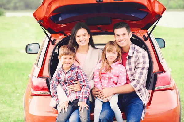 Familia feliz cerca de coche al aire libre — Foto de Stock