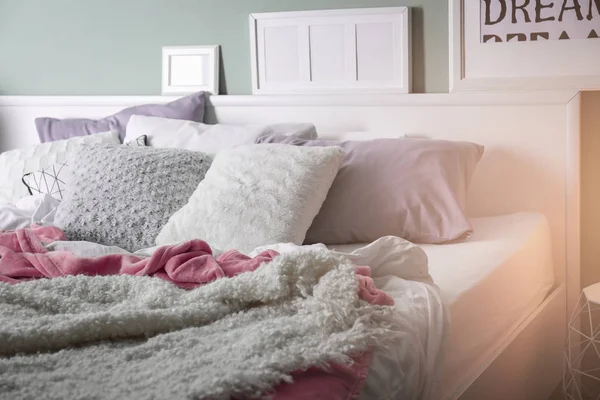 Удобная Кровать Подушками Номере — стоковое фото