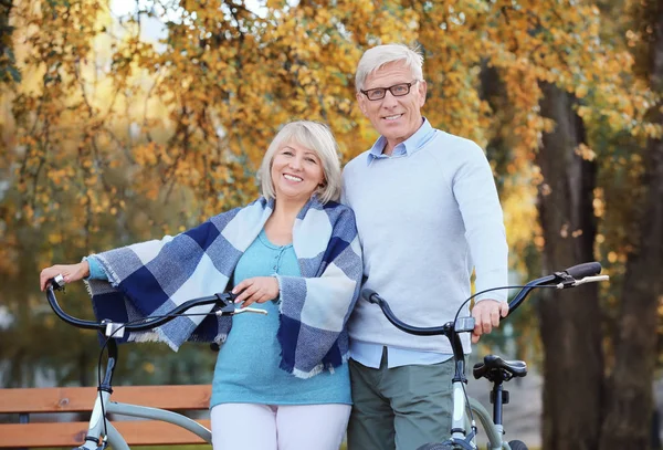 Coppia anziana con biciclette — Foto Stock