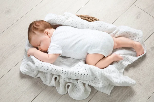 Bebê Recém Nascido Bonito Dormindo Cesta Casa — Fotografia de Stock