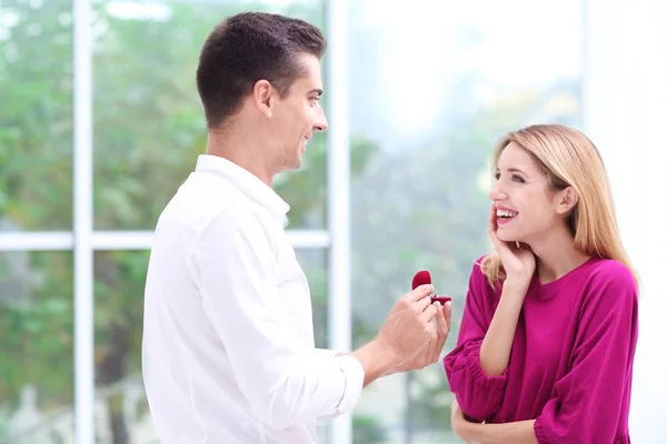 Homem fazendo proposta para mulher — Fotografia de Stock