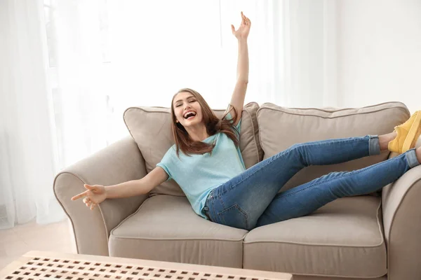 Mulher Feliz Bonita Deitada Sofá Casa — Fotografia de Stock