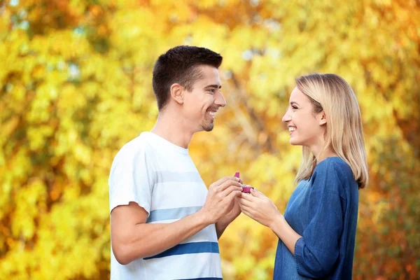 Jongeman voorstel aanbrengen met vriendin — Stockfoto