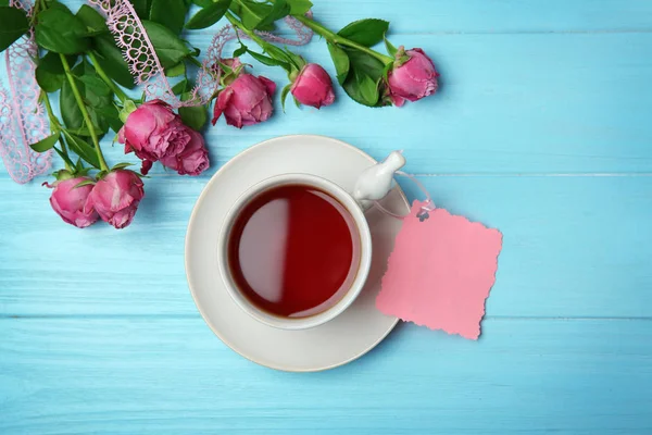 Tasse Thé Carte Vide Roses Sur Fond Bois Vue Sur — Photo