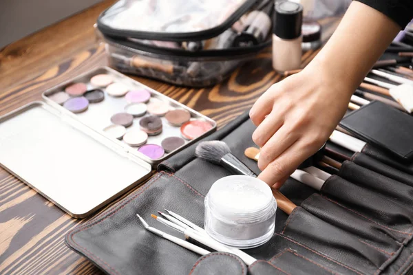 Artista Maquillaje Profesional Tomando Cepillo Caso Tocador — Foto de Stock