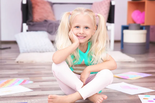 Schattig Klein Meisje Poseren Met Potlood Tekeningen Thuis — Stockfoto