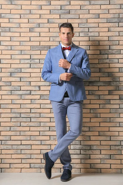 Hombre guapo en traje elegante —  Fotos de Stock