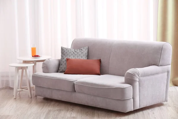 Cozy Szary Sofa Nowoczesny Pokój — Zdjęcie stockowe