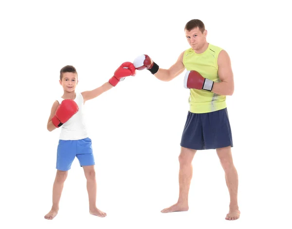 Lindo entrenamiento de niño pequeño con entrenador de boxeo, sobre fondo blanco — Foto de Stock