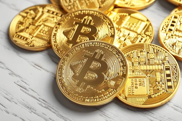 Золотий bitcoins на дерев'яні — стокове фото