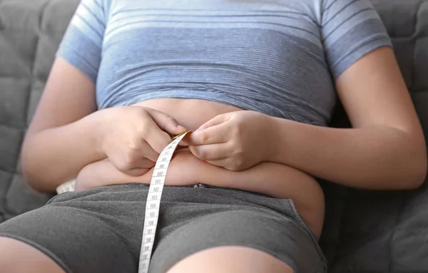 Übergewichtiger Junge misst Taille — Stockfoto