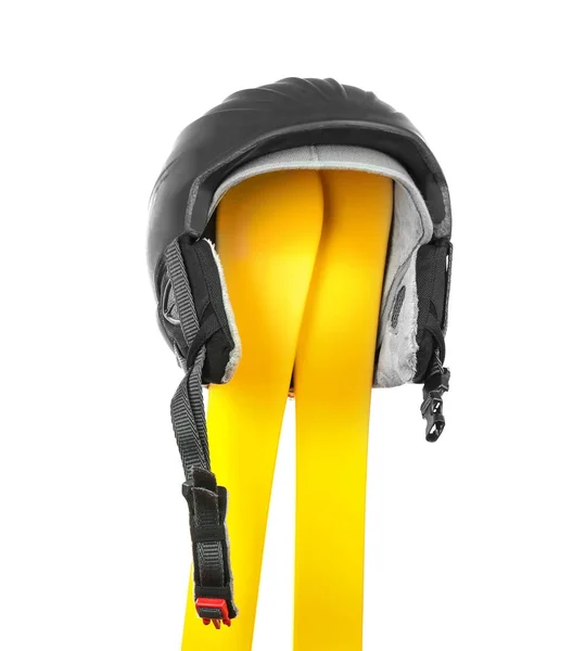 Kask ile sarı kayaklar — Stok fotoğraf