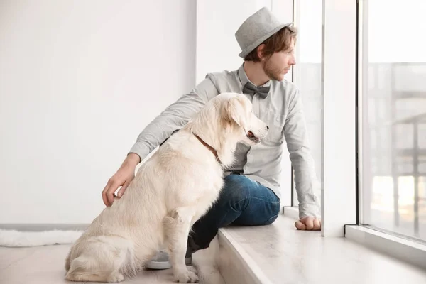 Молодой хипстер с собакой — стоковое фото