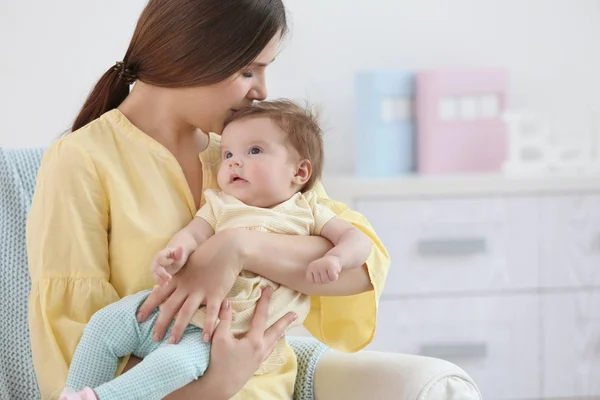 Ibu Muda Mencium Bayi Mungilnya Rumah — Stok Foto