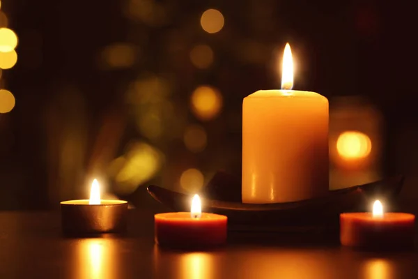 Brandende kaarsen in duisternis — Stockfoto