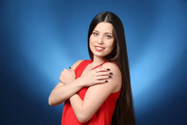 Retrato Una Hermosa Mujer Sonriente Sobre Fondo Color — Foto de Stock