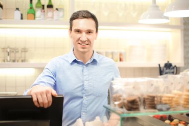 Genç mağaza önünde duran adam. Küçük işletme sahibi portre