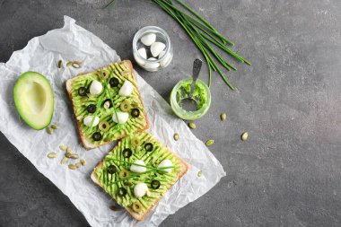 Avokado ile lezzetli tost yapıştırın 