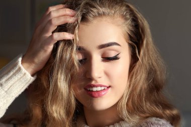 Güzel, gülümseyen kadın