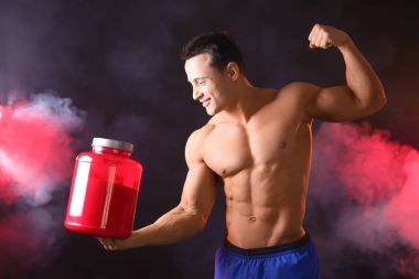 protein tozu ile genç adam 