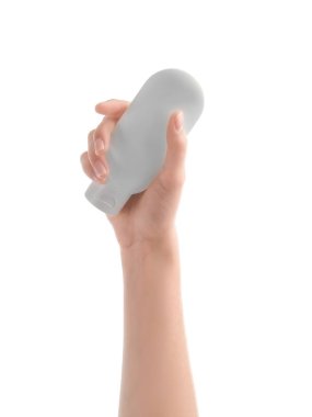 Beyaz arka plan üzerinde el kremi şişe tutan genç kadın