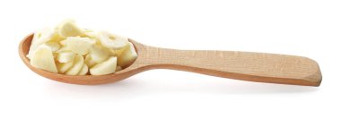 Tahta kaşık ile kıyılmış sarımsak  