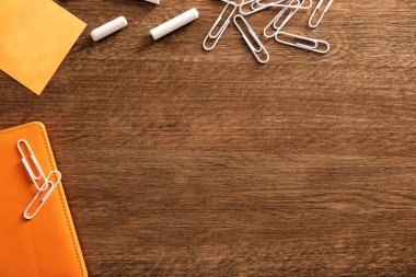 Ofis, banka donatımı ve kopya metin alanı üzerinde ahşap arka plan, üstten görünüm