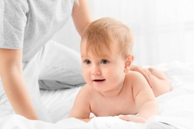 Genç anne ve şirin bebeği evde yatakta