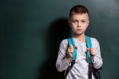 Üzgün küçük çocuk. 